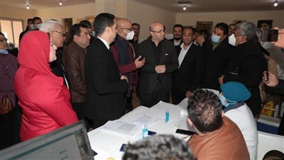 محافظ بني سويف يتفقد حملة التطعيم بلقاح كورونا بالساحة الشعبية بالفشن