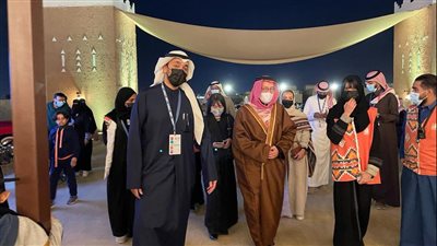 السفير الياباني بالمملكة يؤدي رقصات سعودية بالزي التقليدي برفقة زوجته |فيديو وصور