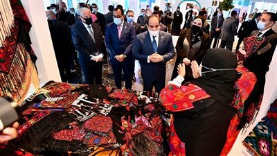 السيسي يتفقد أجنحة منتدى شباب العالم ويلتقط الصور التذكارية مع العارضين