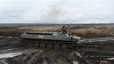 وسط توتر مع الغرب.. روسيا تجري مناورات بالذخيرة الحية قرب أوكرانيا