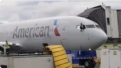 راكب يقتحم قمرة قيادة طائرة أمريكية بمطار هندوراس أثناء صعود الركاب | فيديو