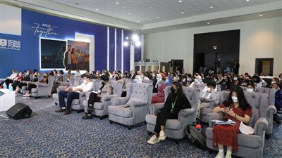 توافد ضيوف منتدى شباب العالم على قاعات جلسات اليوم الثالث