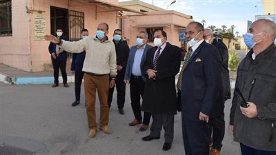 رئيس جامعة بني سويف يتابع توقيع العاملين بـ بصمة الوجه | صور