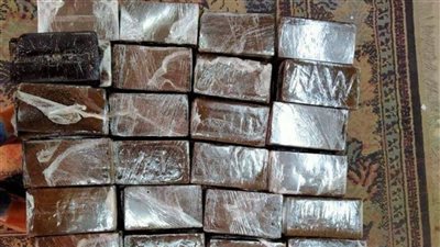 ضبط أحد العناصر الإجرامية بأسوان بحوزته مواد مخدرة وأسلحة نارية