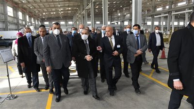 وزير الإنتاج الحربي يتفقد مصنع المصاعد الكهربائية