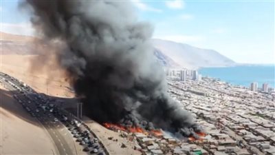 لحظة اندلاع حريق ضخم في تشيلي وتدمير 100 منزل | فيديو