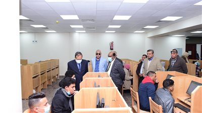 393 طالبا يؤدون امتحانات برنامج الصيدلة الإكلينيكية إلكترونيا بجامعة سوهاج | صور 