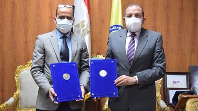 لنشر اللعبة.. توقيع اتفاقية تعاون بين جامعة بني سويف واتحاد الريشة الطائرة