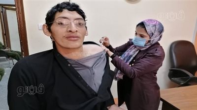 بعد وفاة شقيقته هدى شحاتة.. العملاق يتلقي لقاح كورونا بالشرقية | صور