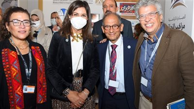 وزيرة الهجرة تستقبل عددا من المصريين بالخارج في جناح الوزارة بمنتدى شباب العالم 