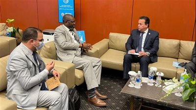 خالد عبدالغفار يبحث مع المركز الأفريقي للسيطرة على الأمراض سبل مواجهة كورونا