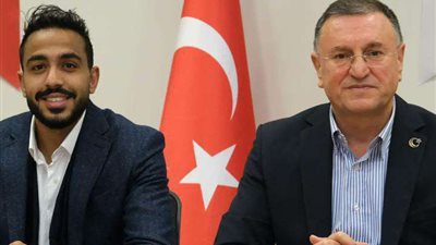 بالصور.. كهربا يوقع عقود انتقاله لهاتاي سبور التركي 