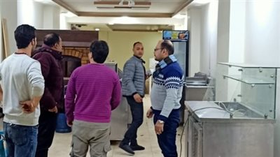 شاهد لحظة غلق وتشميع مطعم غير مرخص بحدائق الأهرام |صور وفيديو