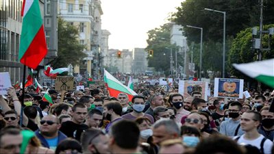 اشتباك بين محتجين والشرطة البلغارية بسبب الزامية تطعيم كورونا | فيديو