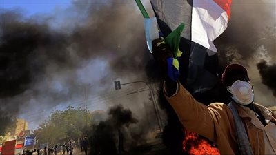 الشرطة السودانية تطلق الغاز المسيل للدموع لتفريق المتظاهرين