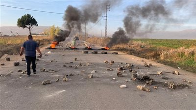 احتجاجات وقطع طرق.. الأوضاع المعيشية تشعل غضب الشارع اللبناني