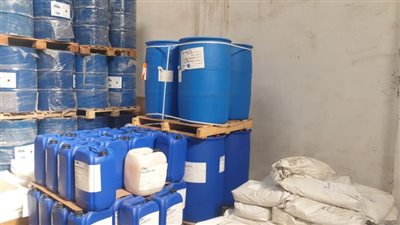 ضبط 9 أطنان مواد كيماوية منتهية الصلاحية في الإسكندرية| صور 