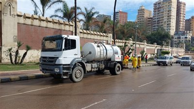 انتشار سيارات شفط مياه الأمطار في ميادين الإسكندرية