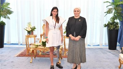 قرينة الرئيس خلال تفقدها معارض حياة كريمة وتراثنا: أحيي نماذج الشباب الملهمة.. ورأيت في أفكارهم مستقبل مصر | صور