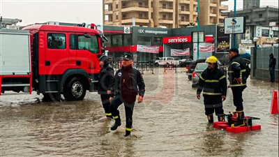 رفع تراكمات مياه الأمطار بشوارع مطروح| صور