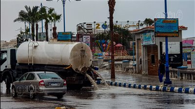 شاهد.. عمليات تصريف مياه الأمطار في البحر بمطروح 