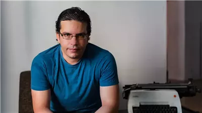 من الجزائر إلى البوكر العربية.. من هو سعيد خطيبي بعد تتويجه بـ الجائزة العالمية للرواية العربية عن أغالب مجرى النهر؟ (إنفوجراف)
