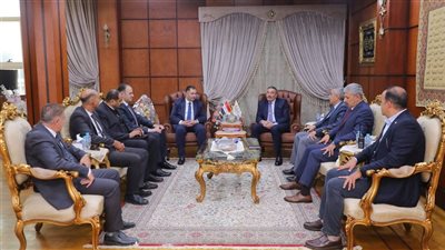 محافظ دمياط يبحث سبل التعاون المشترك مع هيئة الميناء
