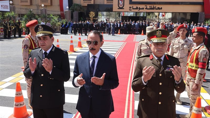 محافظ سوهاج يضع إكليل