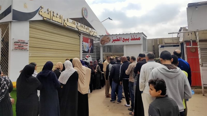 زحام على منافذ بيع