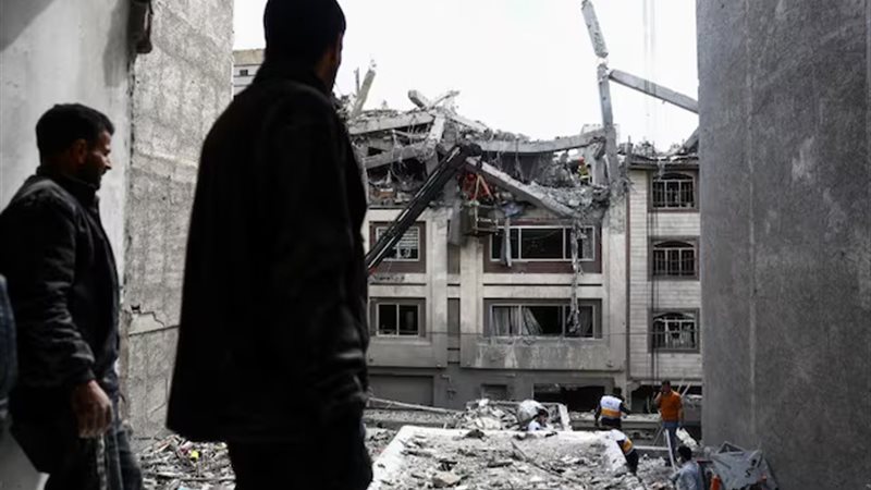 آثار الدمار إثر إحدى