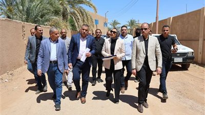 محافظ الوادي الجديد تتفقد مواقع لإقامة مكتبة مصر العامة بالداخلة 