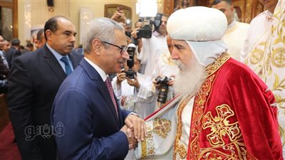 محافظ بني سويف يهنئ الأقباط بعيد القيامة خلال قداس الكنيسة المطرانية