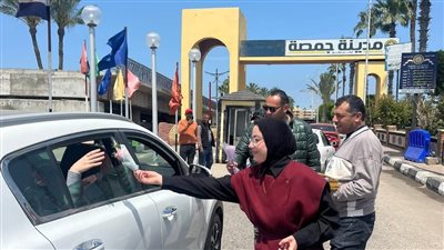 استقبال الزوار بالورود والشوكولاتة، أجواء احتفالية في جمصة خلال شم النسيم (صور) 