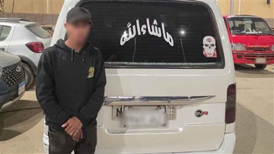 ضبط سائق ميكروباص لتمكين أشخاص من الجلوس خارج السيارة وتعريض حياتهم للخطر بالقاهرة