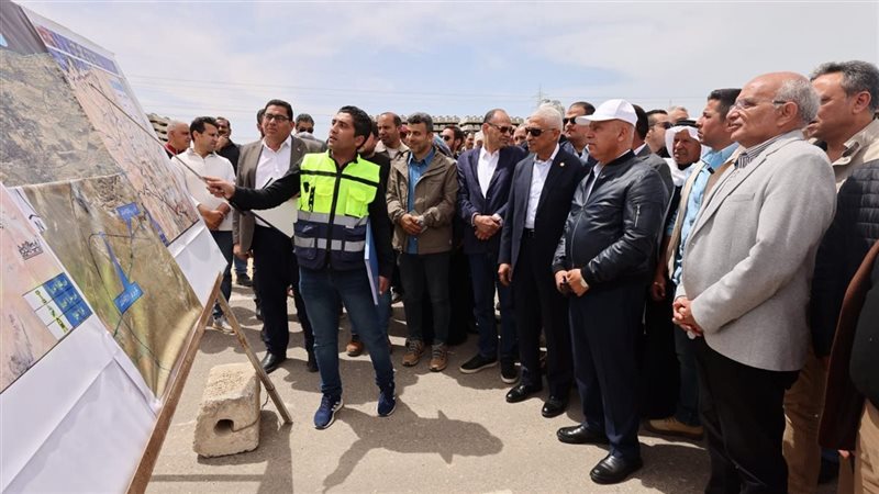 وزير النقل خلال الجولة
