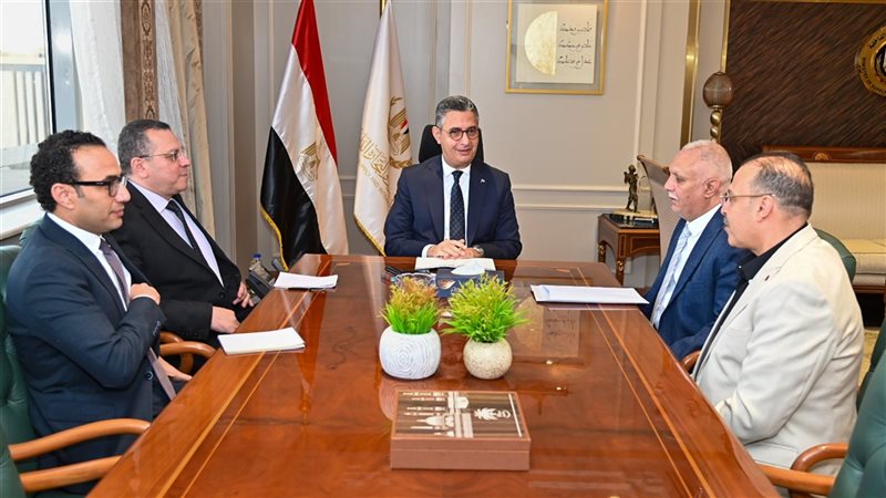 وزير التموين يجتمع