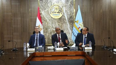 محافظ كفر الشيخ يناقش عددا من الملفات الخدمية مع أعضاء النواب والشيوخ (صور)