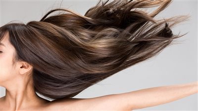 وصفة طبيعية تمنحك شعرا انسيابيا وأكثر لمعانا
