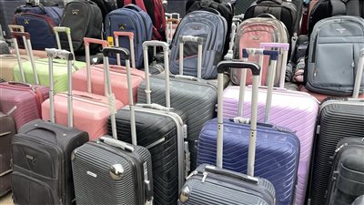 أسعار شنط السفر بالعتبة تزامنًا مع اقتراب موسم الحج..  تبدأ من 300 جنيه وتصل إلى 1700.. القماش والسيليكون والفايبر “أبرز الأنواع”.. وهذه أهم النصائح عند الشراء