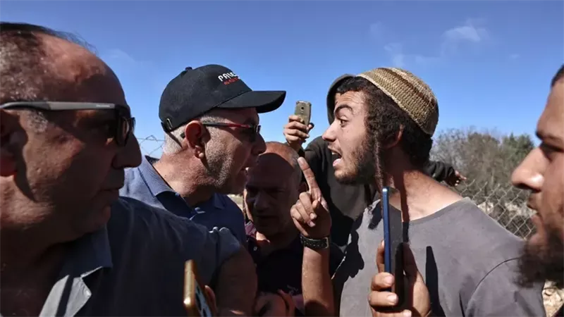 مستوطنون يعتدون على
