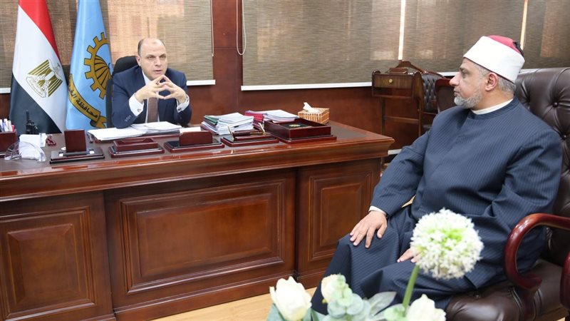 محافظ الغربية يجتمع