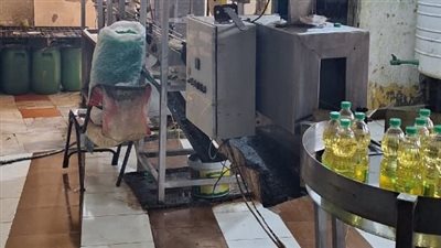 ضبط 1200 عبوة زيت و3 آلاف مكعب مرقة دجاج مجهولة المصدر بالغربية