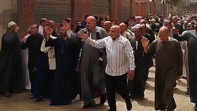 جنازة مهيبة لإمام مسجد توفي أثناء الصلاة بقرية مسهلة بالغربية (فيديو)