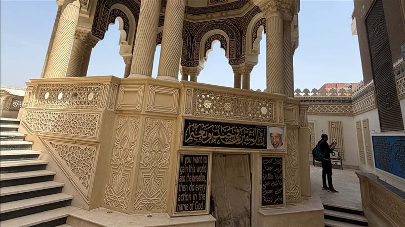 جولة داخل ضريح الشيخ