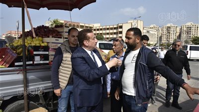 محافظ بورسعيد يشدد على إزالة الإشغالات وإعادة الانضباط بحي الضواحي (صور)