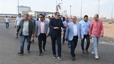 نائب رئيس هيئة المجتمعات العمرانية يتابع مشروعات المرافق بالعاشر من رمضان