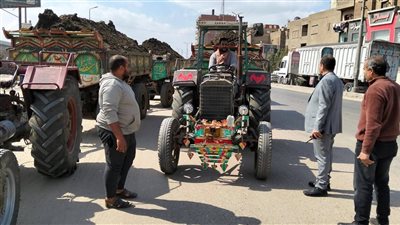 رئيس ميت غمر بالدقهلية يضبط سيارة نقل محملة بالأتربة تسير بدون غطاء (صور)