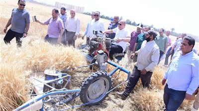 رئيس جامعة سوهاج يقود آلة حصاد القمح بمزارع كلية الزراعة (صور)