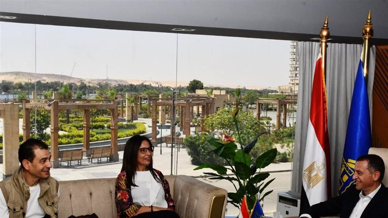 محافظ أسوان يستقبل