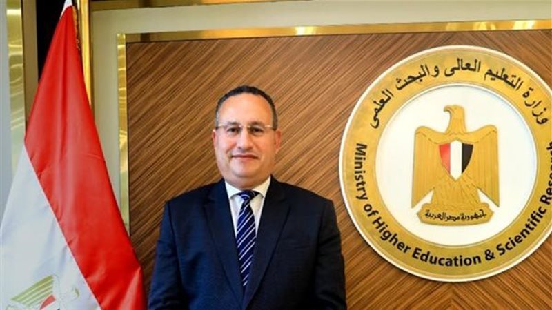 الدكتور عبد العزيز